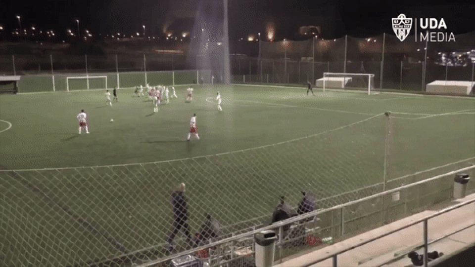 Siêu phẩm sút phạt kiểu nã đại bác từ cự ly 40 mét - 1 Siêu phẩm sút phạt kiểu nã đại bác từ cự ly 40 mét - 1