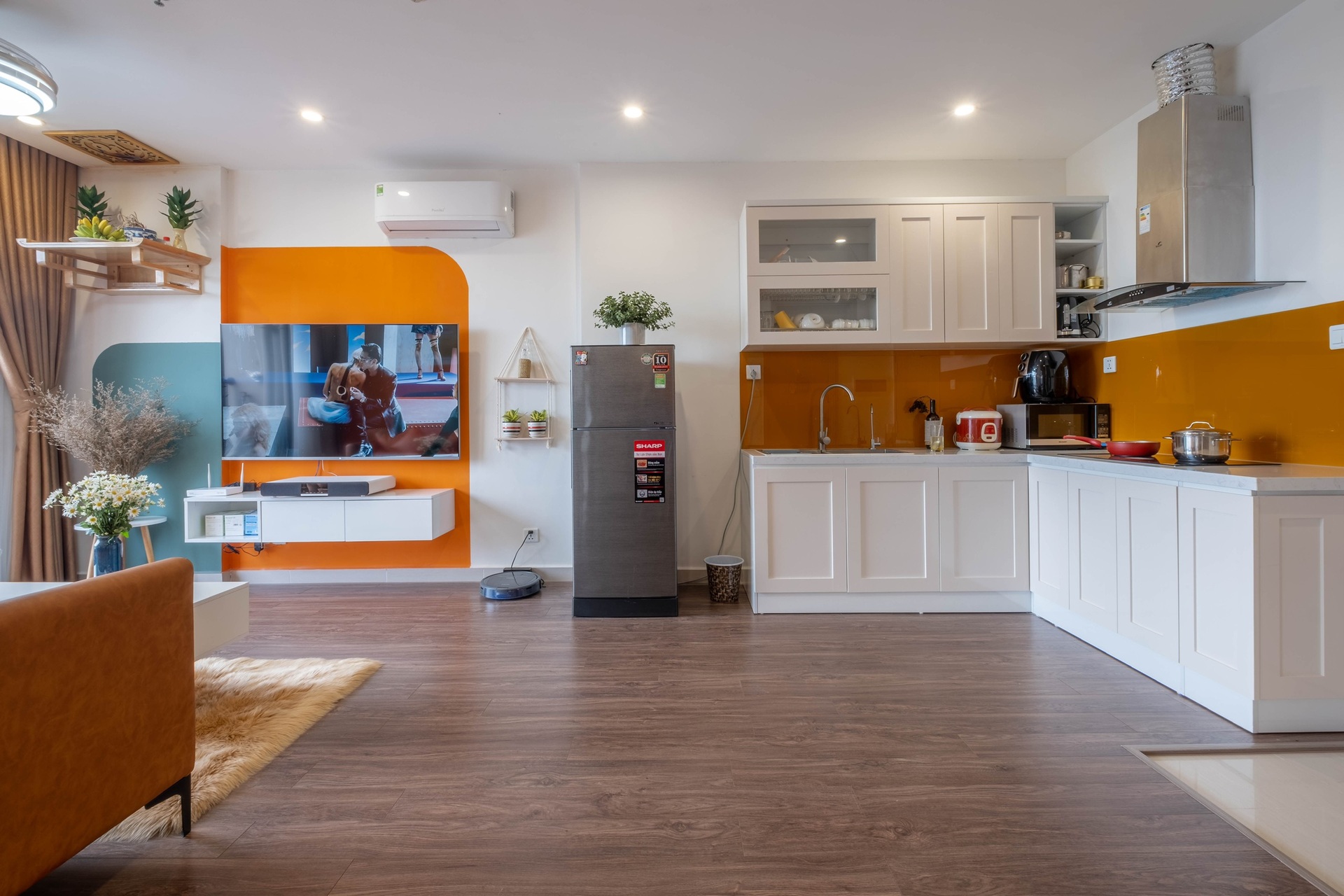 Lạ mắt với căn hộ có nội thất tông cam của anh chàng độc thân - 3 Lạ mắt với căn hộ có nội thất tông cam của anh chàng độc thân - 3