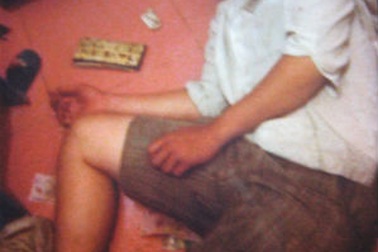 Hài hước trộm ngủ li bì cạnh giường cô chủ, “đợi“ công an