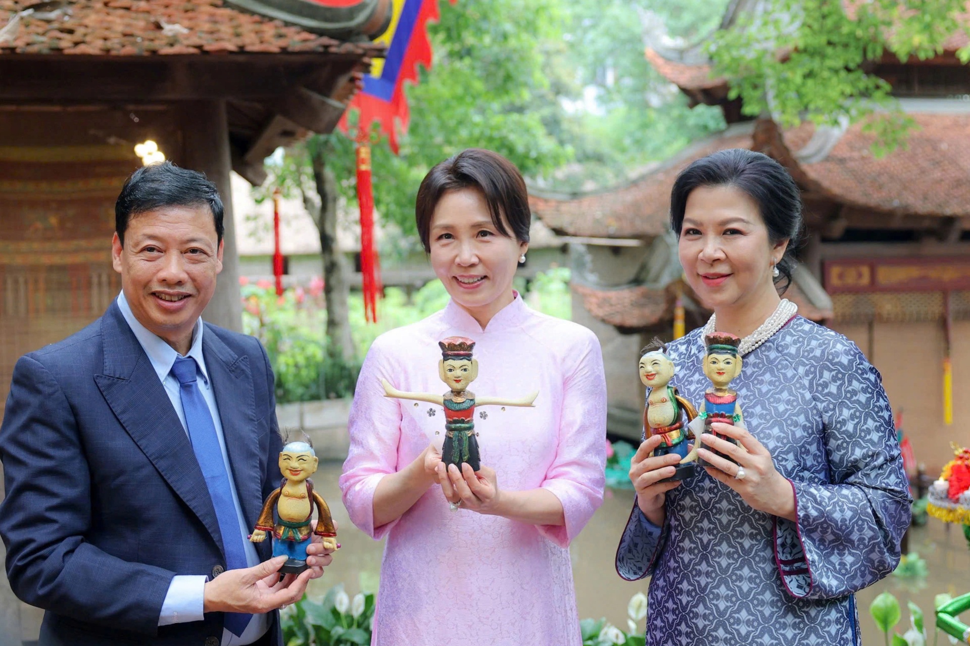 Phu nhân Phương Ly cùng Phu nhân Tổng thống Hàn Quốc xem múa rối nước - 10