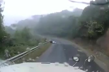 Đường đèo trơn trượt, xe máy không làm chủ tốc độ suýt lao vào gầm xe container