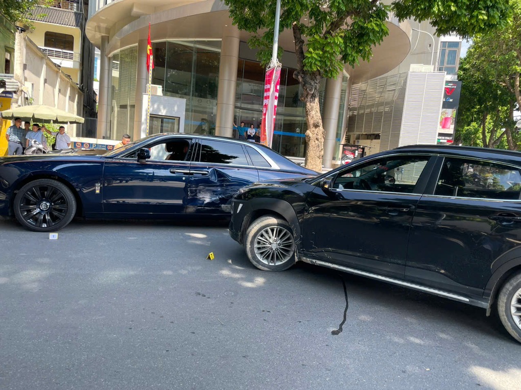 Biệt thự di động Rolls-Royce Ghost bị đâm móp cửa trên phố Hà Nội - 1 Biệt thự di động Rolls-Royce Ghost bị đâm móp cửa trên phố Hà Nội - 1