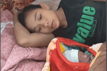 Người dân hỗ trợ sản phụ sinh con bên vệ đường