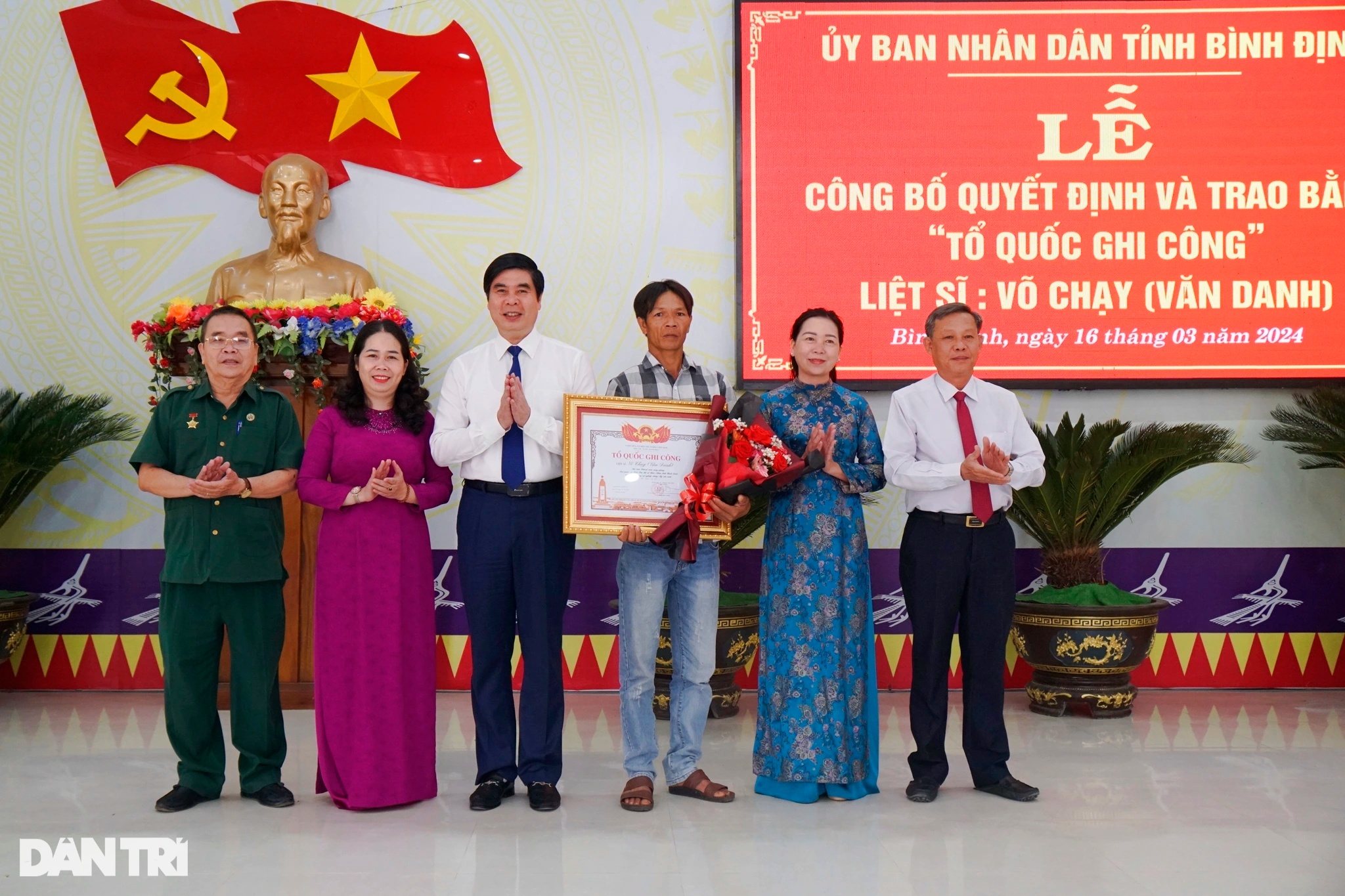 Suốt 70 năm qua cả nhà trông anh về - 1 Suốt 70 năm qua cả nhà trông anh về - 1