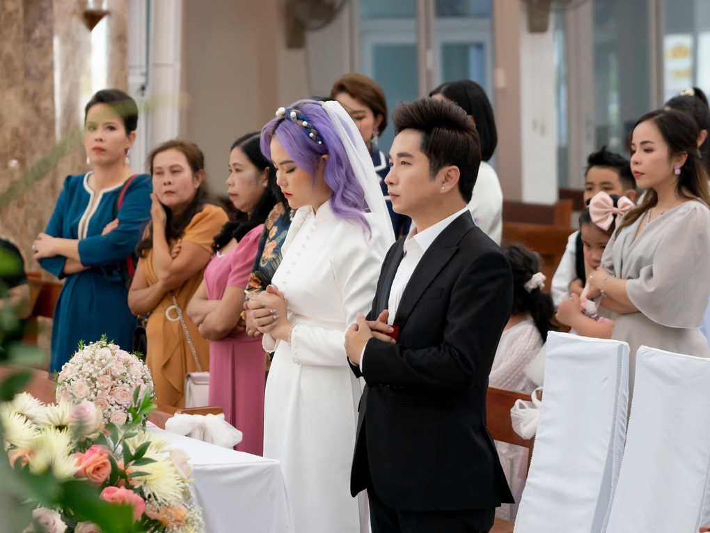 Đám cưới của ca sĩ Bằng Cường - Bảo Anh: Cô dâu nổi bật với màu tóc tím - 6 Đám cưới của ca sĩ Bằng Cường - Bảo Anh: Cô dâu nổi bật với màu tóc tím - 6