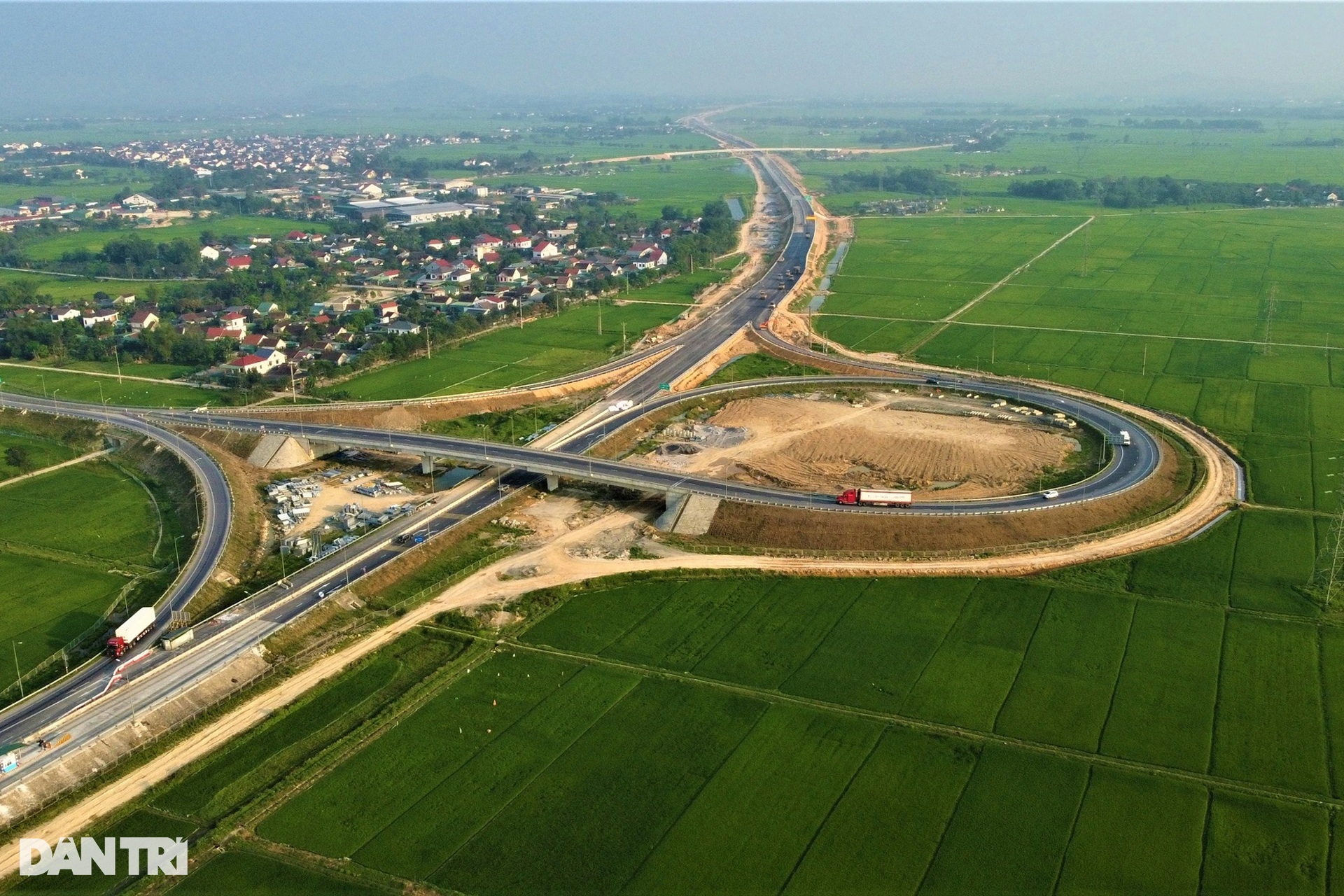 ធ្វើដំណើរទៅ Ha Tinh ក្នុងឱកាសថ្ងៃទី 30 មេសា តើត្រូវធ្វើដំណើរតាមរថយន្តតាមមហាវិថីយ៉ាងដូចម្តេច? - ២ Đến Hà Tĩnh du lịch dịp lễ 30/4, đi lại bằng ô tô trên cao tốc thế nào? - 2