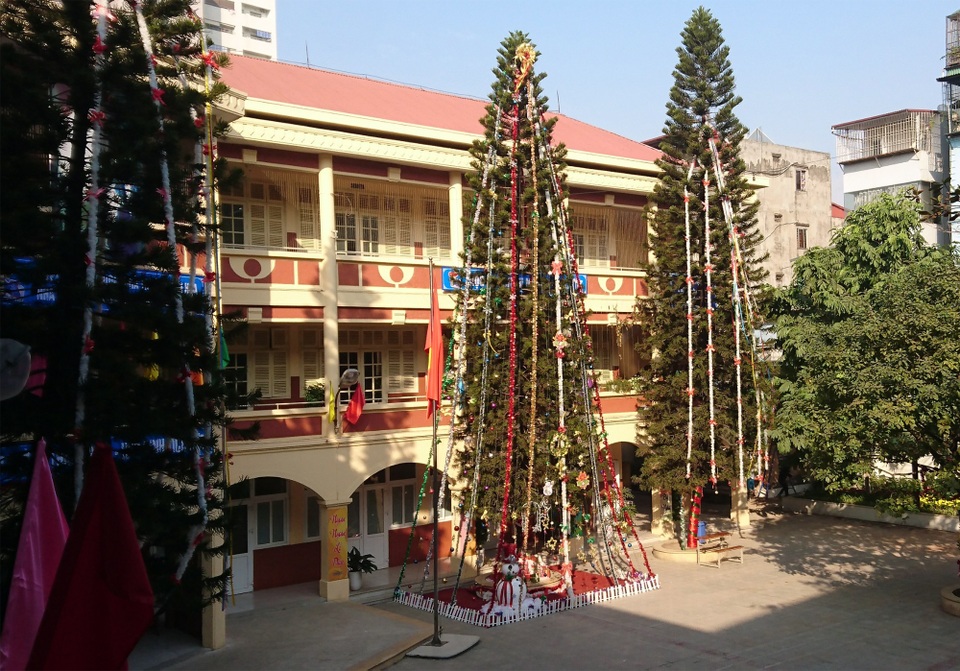 Học sinh trường cấp 2 tại Hà Nội trang trí cây thông Noel “siêu to khổng lồ” - 1 Học sinh trường cấp 2 tại Hà Nội trang trí cây thông Noel “siêu to khổng lồ” - 1