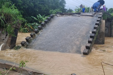 Dùng ròng rọc cấp lương thực cho hơn 1.200 người dân bị cô lập do cầu sập