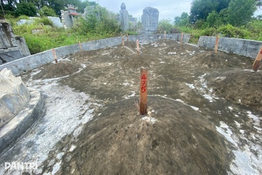 Ban Quản lý dự án xin lỗi người dân vụ hàng loạt ngôi mộ bị cắm cọc gỗ