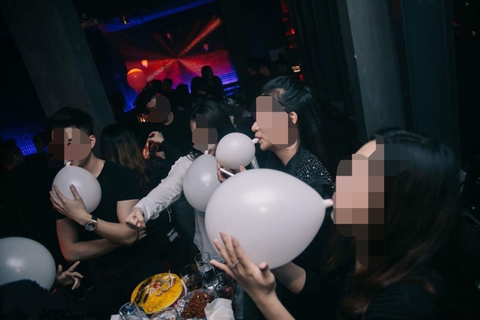 Hút 3 quả bóng cười/ngày nam thanh niên phải cấp cứu vì tổn thương tủy sống - 1 Hút 3 quả bóng cười/ngày nam thanh niên phải cấp cứu vì tổn thương tủy sống - 1