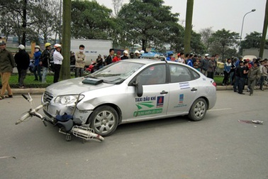 Taxi gây tai nạn trước cổng SVĐ Mỹ Đình, 1 người tử nạn