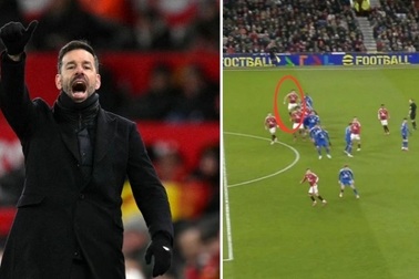 Man Utd ghi "bàn thắng ma", Van Nistelrooy nói lời cay đắng