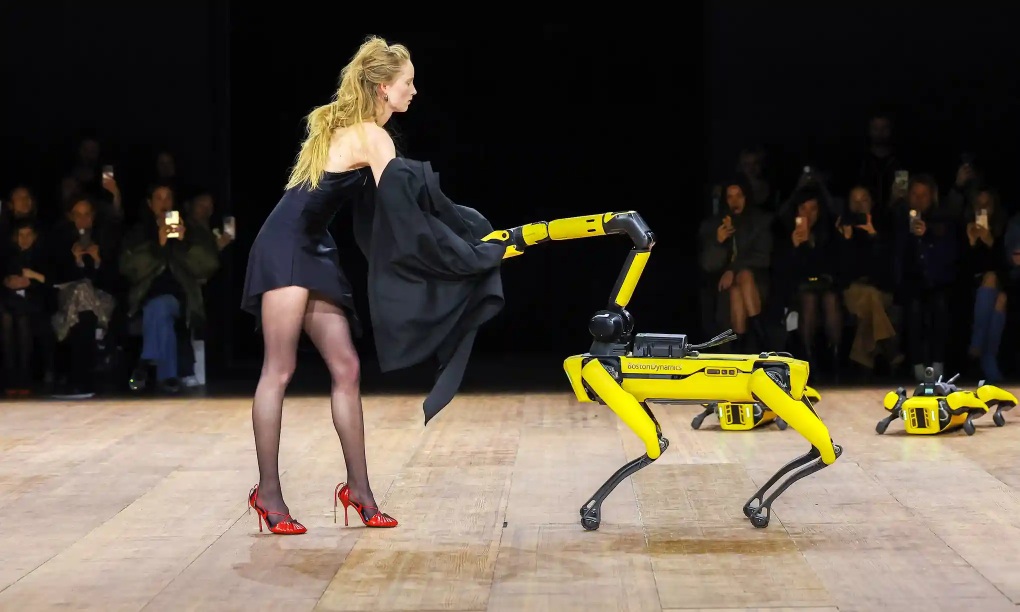 Robot cởi đồ của người mẫu trên sàn catwalk - 1 Robot cởi đồ của người mẫu trên sàn catwalk - 1