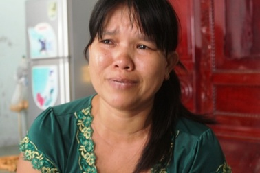 Người mẹ khóc ngất khi chưa xem hết clip con mình bị đánh dã man