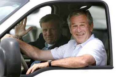 Tổng thống  Bush lái xe "coi thường" luật pháp