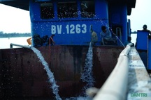 Theo chân các Mạnh Thường Quân đi "săn vàng" cho vùng hạn mặn