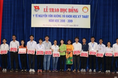 An Giang: 32 sinh viên nhận học bổng Y tế Nguyễn Văn Hưởng