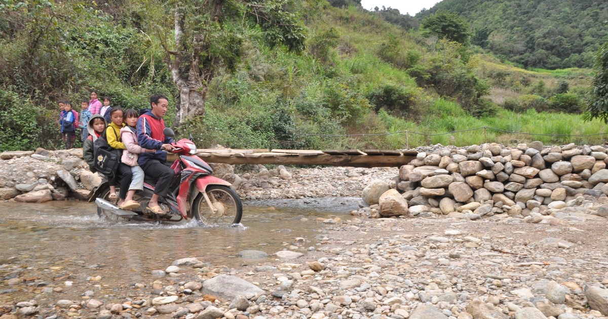 View - Người đàn ông mất vì không thể vượt lũ đi viện... và nỗi khao khát xây cầu | Báo Dân trí