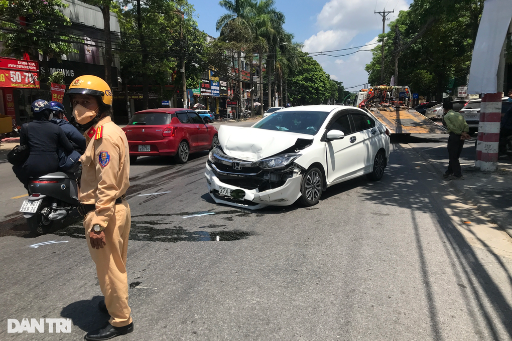 2 ô tô nát bét đầu sau va chạm trên phố - 3 2 ô tô nát bét đầu sau va chạm trên phố - 3