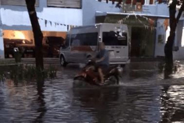 Có điện lại sau hơn 24 giờ, chung cư ở Hà Nội vẫn ngập hơn nửa mét