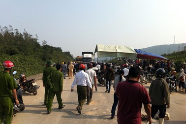 Dân chặn đường sau tai nạn, quốc lộ ùn tắc nhiều giờ đồng hồ