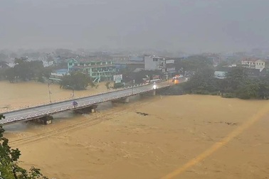 Xuất hiện lũ đặc biệt lớn, Thủ tướng lệnh ứng phó ngay theo cấp báo động