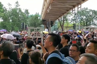 “Biển người” áo đen Hong Kong xuống đường biểu tình dù dự luật dẫn độ đã bị hoãn