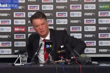 HLV Van Gaal chỉ tay thẳng mặt phóng viên