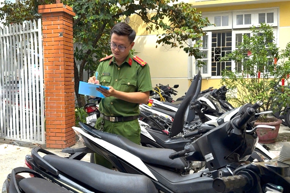 Từ hai thanh niên đi xe không biển số, bóc gỡ ổ nhóm trộm xe máy - 2 Từ hai thanh niên đi xe không biển số, bóc gỡ ổ nhóm trộm xe máy - 2