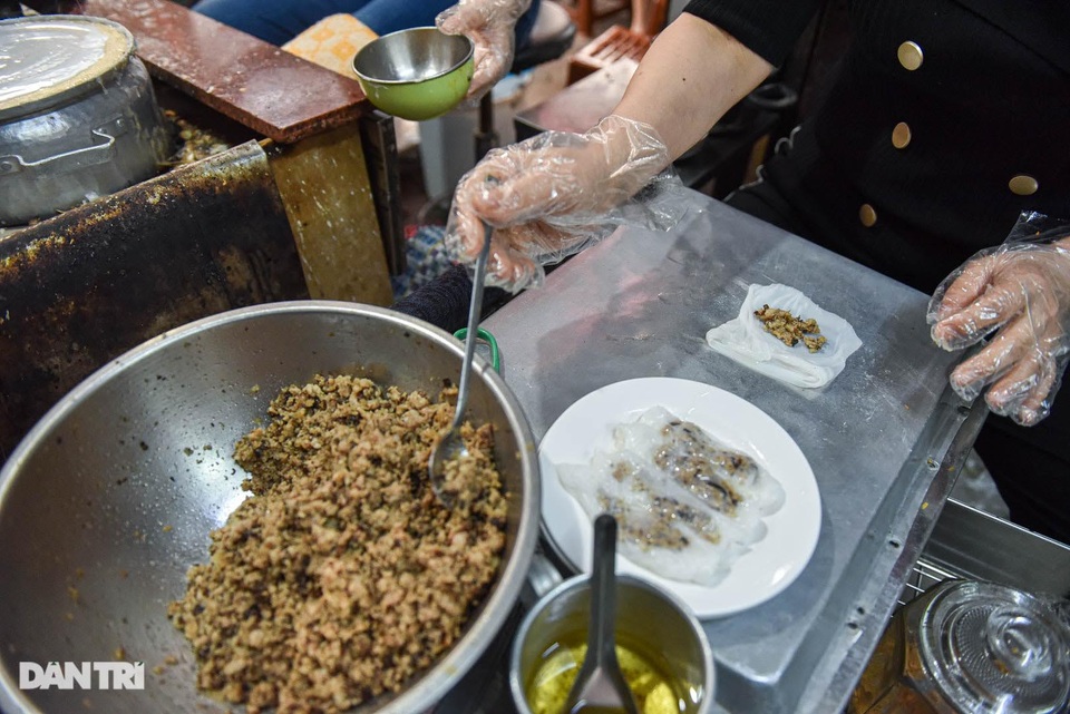 Quán bánh cuốn đắt hàng suốt 40 năm, ngày bán 200 suất ở Hà Nội - 4 Quán bánh cuốn đắt hàng suốt 40 năm, ngày bán 200 suất ở Hà Nội - 4