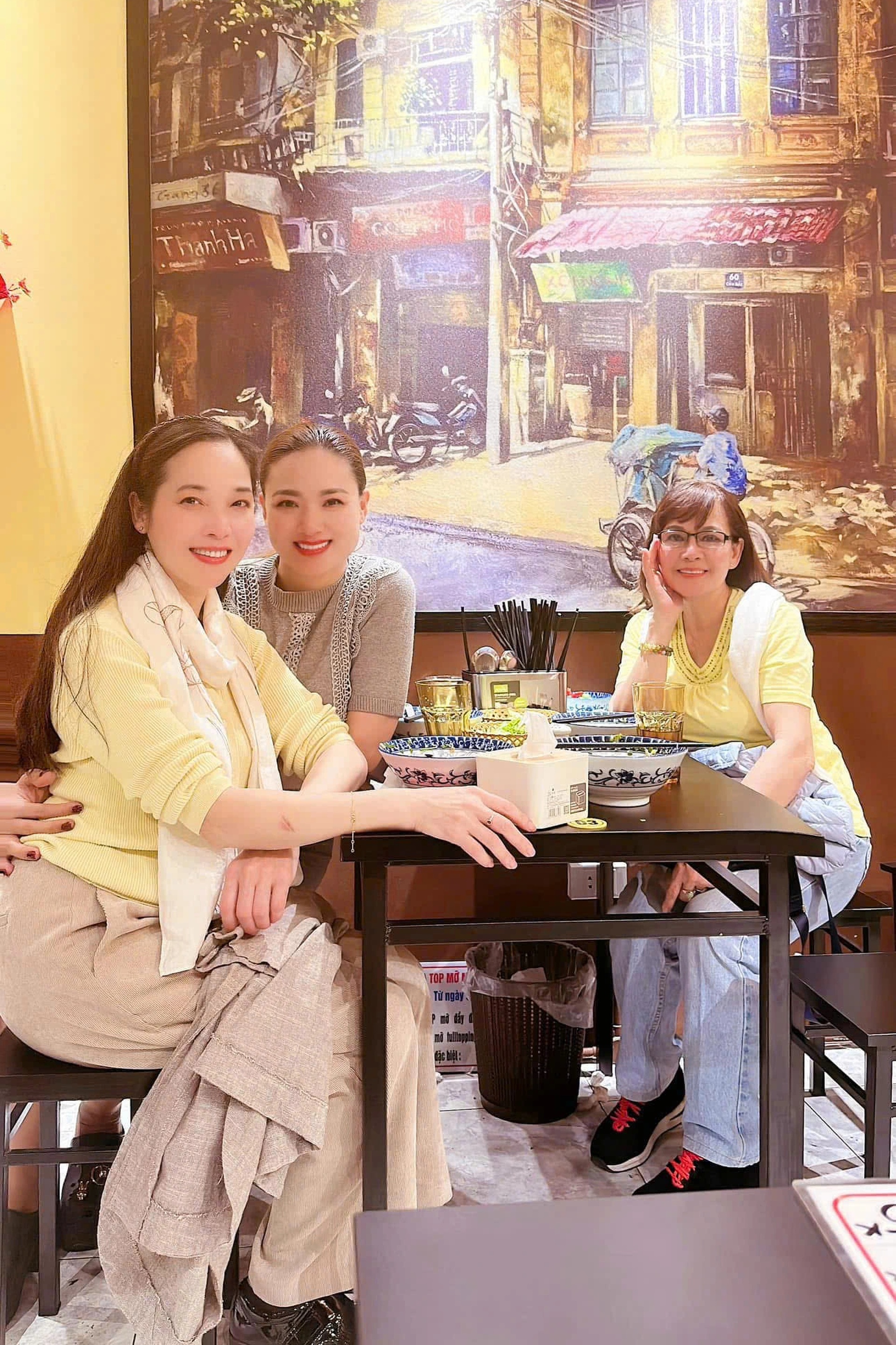 Lệ Quyên mê mẩn quán bún riêu Hà Nội, thường xuyên ghé mỗi dịp ra Bắc - 2