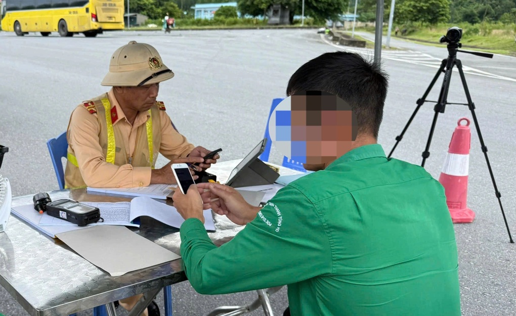 Xử phạt tài xế điều khiển ô tô khách đi sang làn ngược chiều trên cao tốc - 2 Xử phạt tài xế điều khiển ô tô khách đi sang làn ngược chiều trên cao tốc - 2