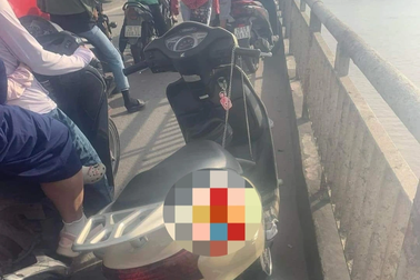 Người phụ nữ bỏ xe máy trên cầu Chương Dương, nhảy sông Hồng tự vẫn