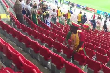 Cổ động viên đội tuyển Senegal thu gom rác trên khán đài sau khi trận đấu kết thúc