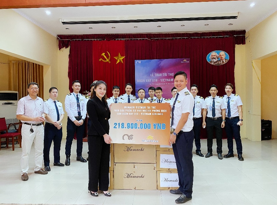 MC Minh Hà đại diện Mamachi trao tài trợ cho Đoàn bay 919 Vietnam Airlines - 6 MC Minh Hà đại diện Mamachi trao tài trợ cho Đoàn bay 919 Vietnam Airlines - 6