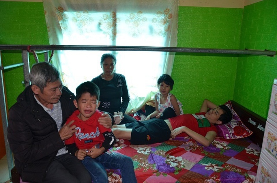 Hai bé thơ ôm người cha liệt giường được bạn đọc giúp đỡ hơn 92 triệu đồng - 2 Hai bé thơ ôm người cha liệt giường được bạn đọc giúp đỡ hơn 92 triệu đồng - 2