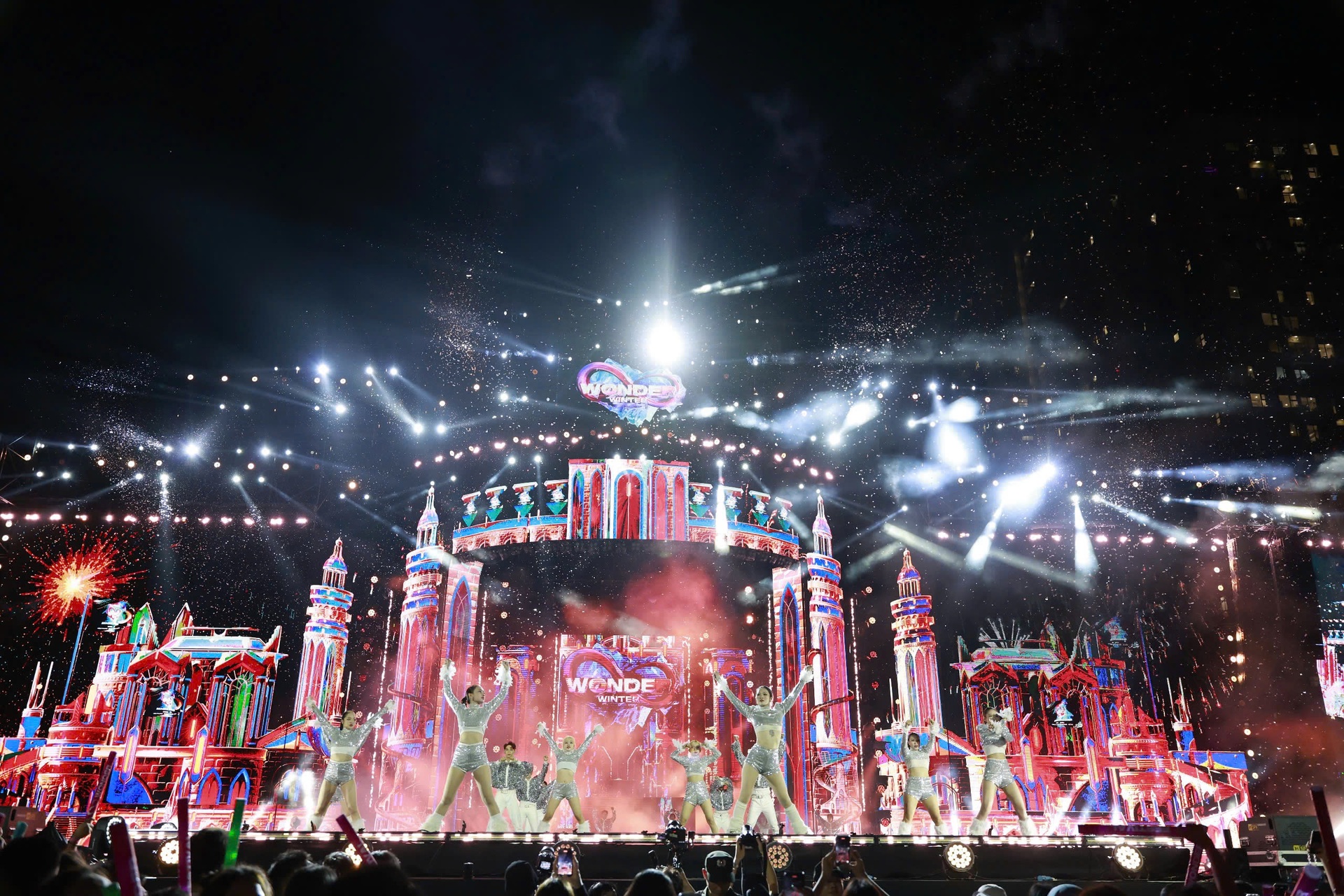 Dấu ấn của Imagine Dragons và dàn sao Việt tại 8WONDER Winter - 18 Dấu ấn của Imagine Dragons và dàn sao Việt tại 8WONDER Winter - 18