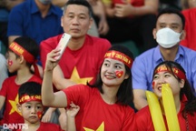 Bất chấp mưa lớn, CĐV phủ kín sân Việt Trì tiếp lửa cho U23 Việt Nam