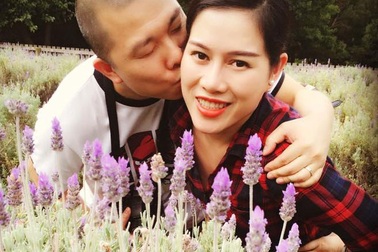 Diễn viên Hải Anh nồng nàn hôn vợ trên đất Úc