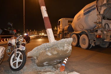 Xe bê tông “nhổ” bay khung giới hạn chiều cao trên cầu