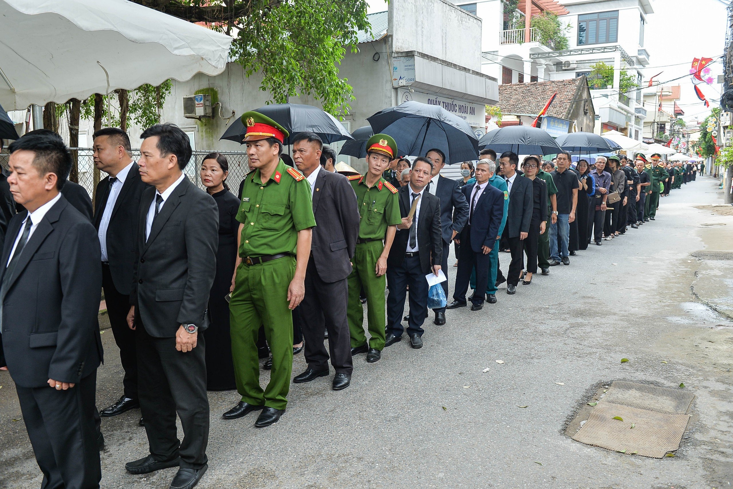 Người dân xếp hàng dài gần 2km ở Lại Đà để viếng Tổng Bí thư - 2