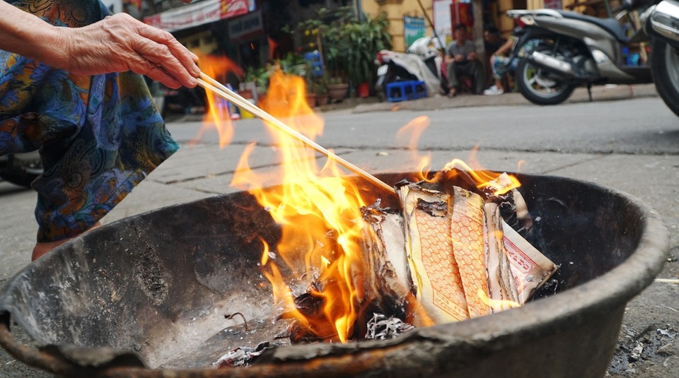 Hà Nội: Phố phường nghi ngút khói ngày Rằm tháng Giêng - 4 Hà Nội: Phố phường nghi ngút khói ngày Rằm tháng Giêng - 4