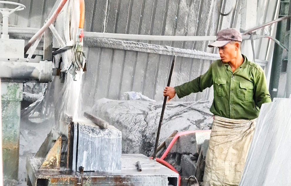 Nhọc nhằn nghề khai thác đá xẻ giữa mùa dịch Covid-19 - 1 Nhọc nhằn nghề khai thác đá xẻ giữa mùa dịch Covid-19 - 1