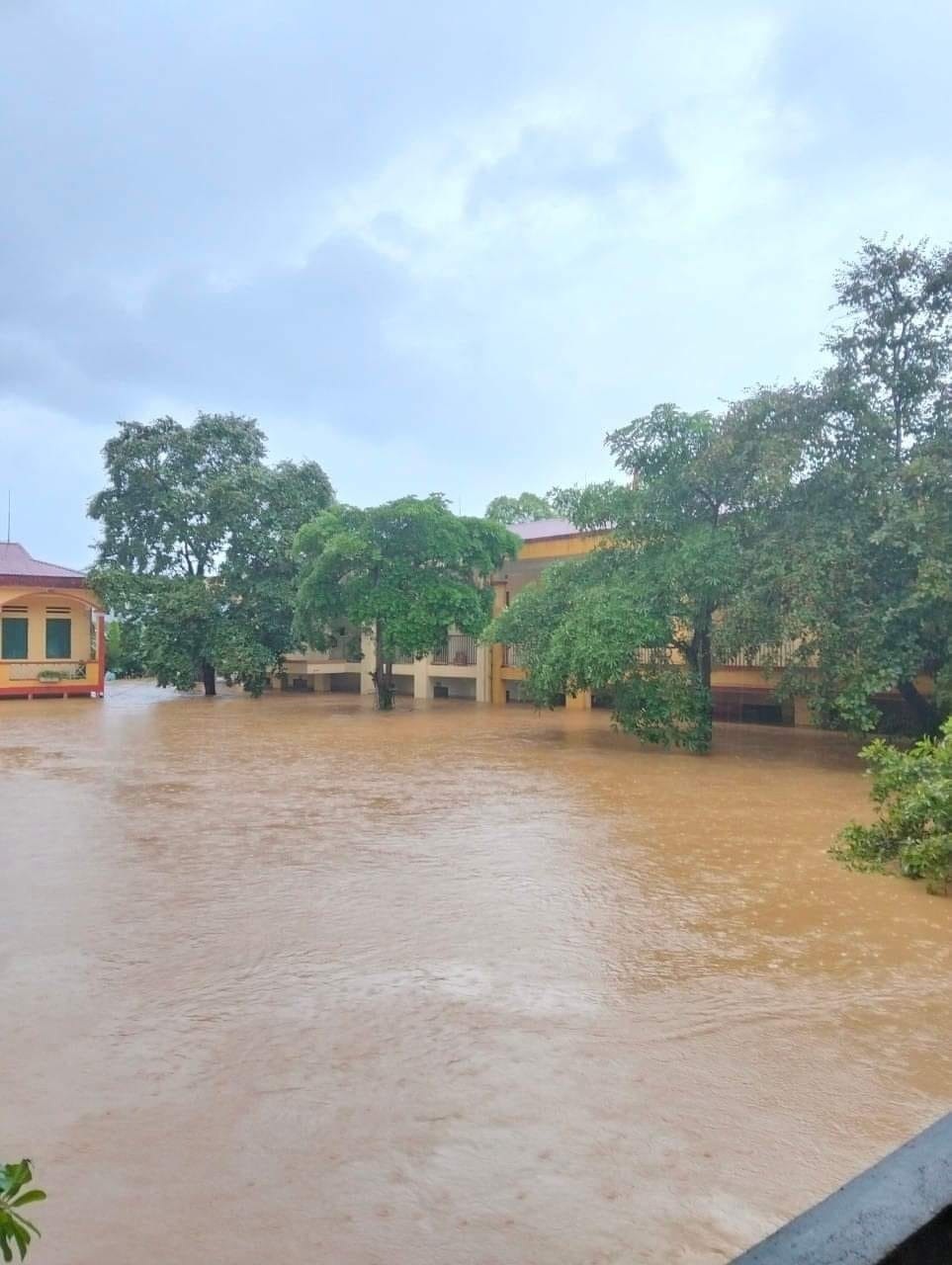 View - Cô giáo Yên Bái không son phấn vẫn đẹp kiên cường trong lấm lem bùn đất | Báo Dân trí