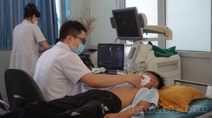 Trẻ bị nghi ngờ mắc bệnh tim được các bác sĩ siêu âm ngay sau khi khám sàng lọc. Ảnh baolaichau.vn