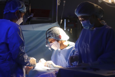 Nâng ngực và các yếu tố hình thành sẹo