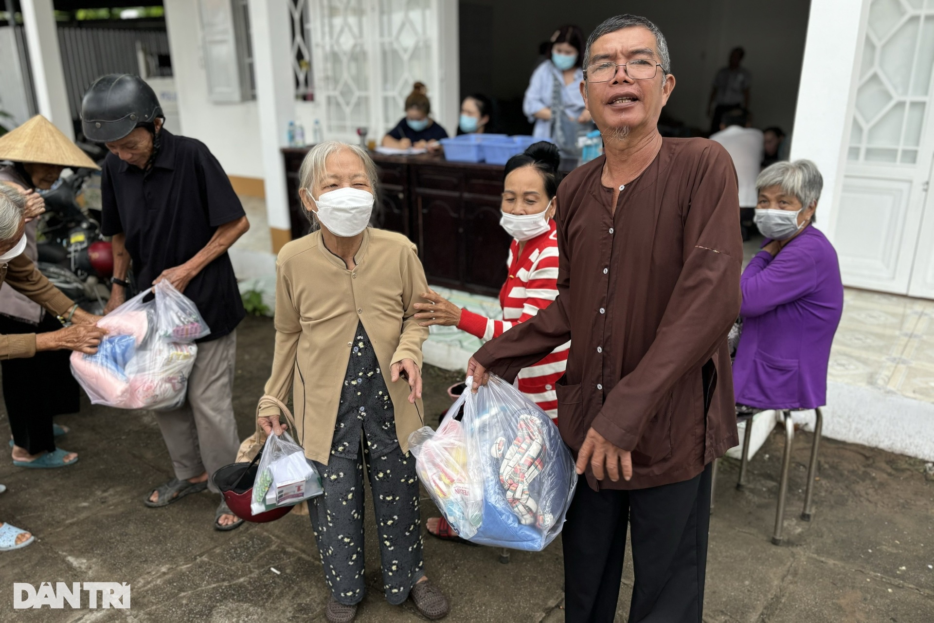 Người đàn ông ngủ dậy bỗng... tâm thần, vợ 23 năm đi khắp nơi để cứu chồng - 11 Người đàn ông ngủ dậy bỗng... tâm thần, vợ 23 năm đi khắp nơi để cứu chồng - 11