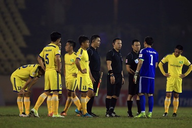 An ninh hộ tống tổ trọng tài rời sân Vinh