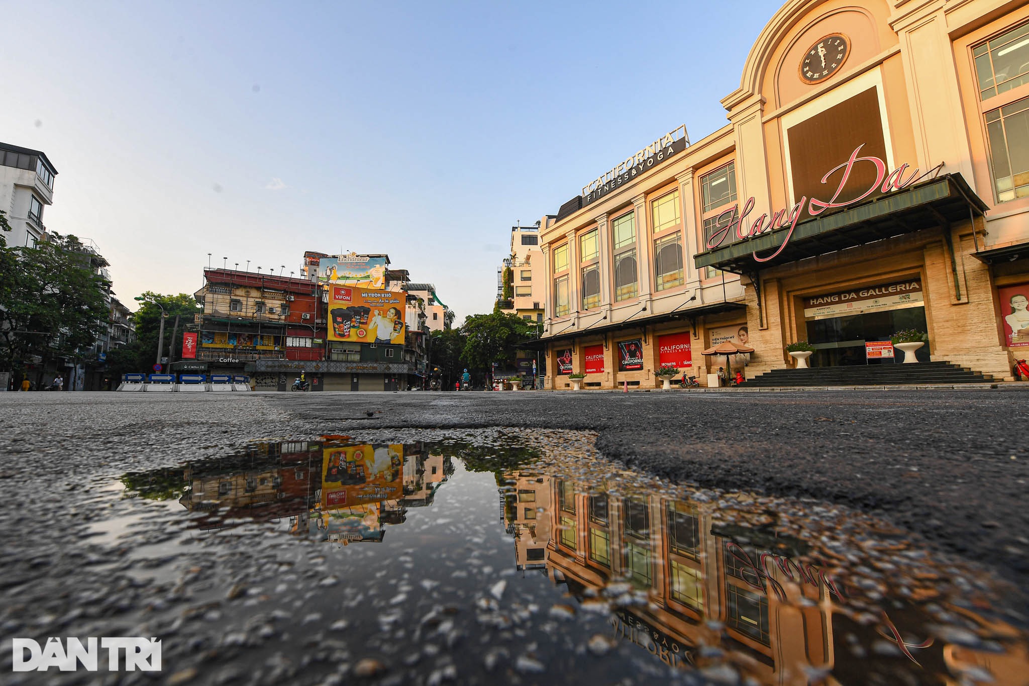 Hà Nội ngày đầu thực hiện Chỉ thị 16: Đường phố vắng, chợ dân sinh đông đúc - 1 Hà Nội ngày đầu thực hiện Chỉ thị 16: Đường phố vắng, chợ dân sinh đông đúc - 1