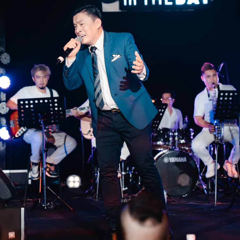 Lam Trường được khán giả nữ lau mồ hôi trên sân khấu - 1 Lam Trường được khán giả nữ lau mồ hôi trên sân khấu - 1